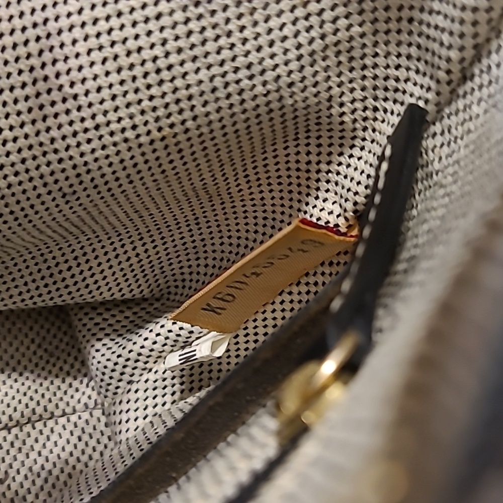 Dooney & Bourke Mini Hobo Shoulder Bag. - Picture 4 of 10